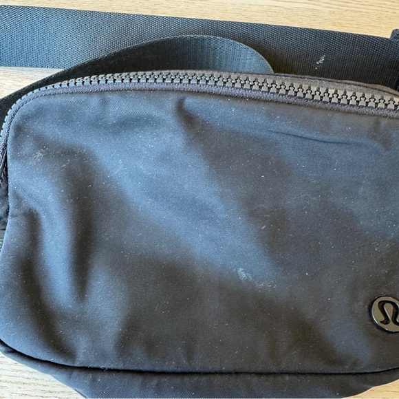 Small Black Lululemom everywhere belt bag - Picture 3 of 7